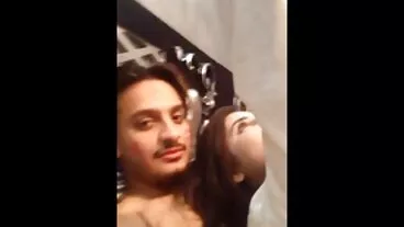 בייביסיטר מעסה את הכוס שלה סרטי סקס חינם אורגיות ומזיין אותה על ידי הבוס שלה