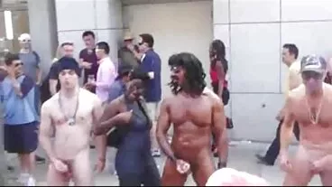 שלוש בנות מציצים על סרטי סקס גייז חינם בחור עירום