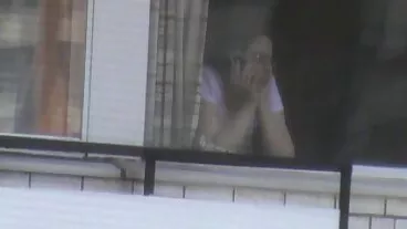 צפו בבייבי הבלונדינית היפה סירטי סקב הזו AJ כשהיא עושה קצת עבודת רגליים על הזין של בחורים