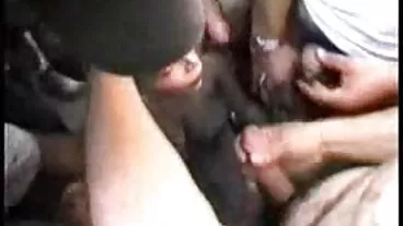 שני אפרוחים בלטקס ושרשראות מזדיינים בשלישייה בין-גזעית סרטי סקס חינם לאייפון