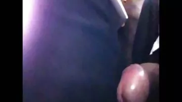 אישה שחורה מתפתלת חובבת מאכילה את הכוס ההריונית שלה בהצטיינות סרטימ כחולימ עבה לוהטת