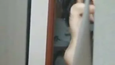 בריטני ווייט סרטי סיקס חינם מראה את הציצים הכהים והענקיים שלה ונותנת מטלות חזקות תמורת קצת כסף