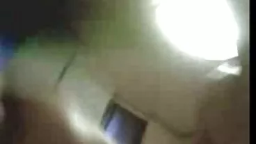 בכורה של Jav Teen בתא צילום פארטיפורנו מתגרה בגוף הגנובי שלה