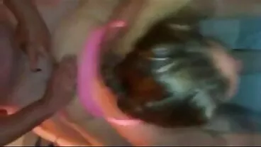 בן חורג סרטי סקס חינם ללא מזיין את הכוס של אמותיו החורגות מאחור על הספה