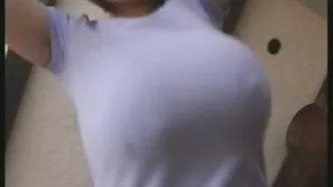 לקסי לורה מציגה עור לבן כשלג וציצים טבעיים מפותלים בהלבשה תחתונה סרטי גייז חינם שחורה תחרה