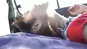 נער ברונטית מדהים מתכופף ומקבל אידיוט סרט סקב משופד על ידי הזין של הזקן