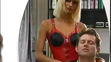 TGirl קייסי נשיקות מתכופפת ותראה את הבחור מתחיל אתר סרטי סקס חינם להלום בתחת שלה