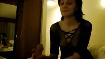 Cherie DeVille נותנת מציצה לקבוצה של בחור סירטי סקב שחור