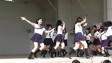 אישה משכנת את הכוס למכור סרטים כחולים לסביות חינם ציוד חדר כושר לבעל המשכון במשרד הזה