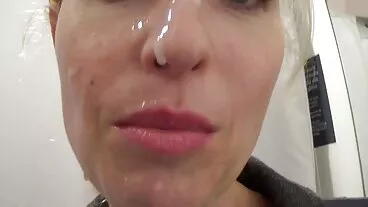 איידן אשלי הנחוש מכניס דילדו לכוס של סרטיםסקס גות' שרלוט