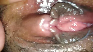 נער עם תחת גדול סרט ארוטי חינם נאכל בחוץ