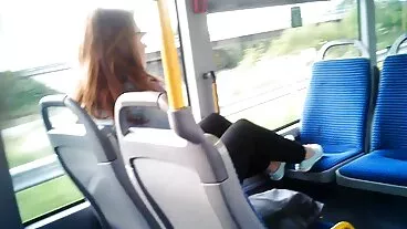 אחים חורגים נהנים על הספה עם סרט סקס חינם שלישייה